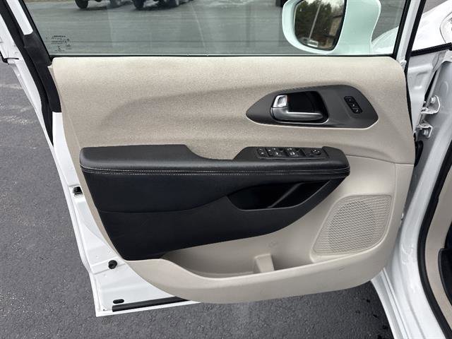 Used 2022 Chrysler Pacifica Touring-L image 7