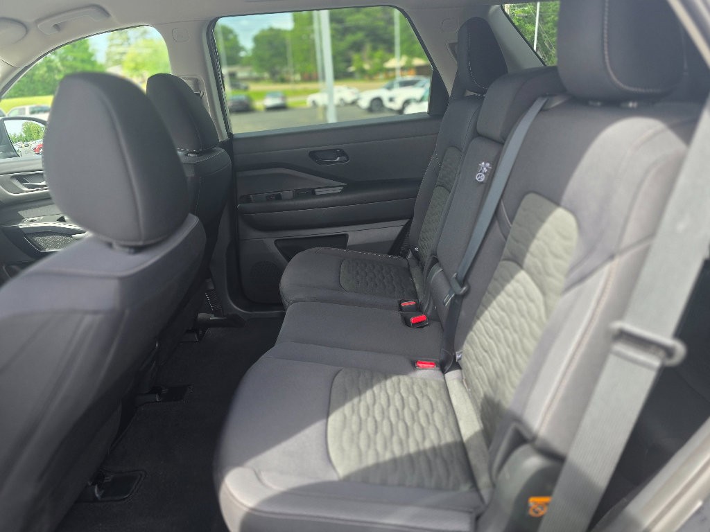 Used 2025 Nissan Pathfinder SV AWD/4WD image 15