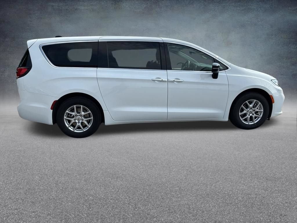 Used 2024 Chrysler Pacifica Touring-L FWD image 7