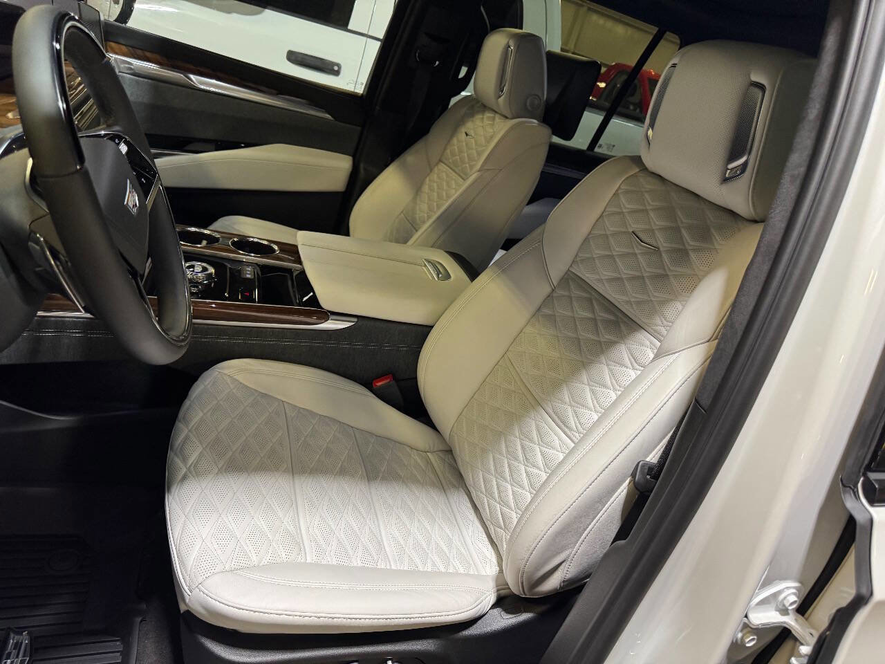 Used 2025 Cadillac Escalade Sport Platinum w/ LPO, ONYX Package image 7