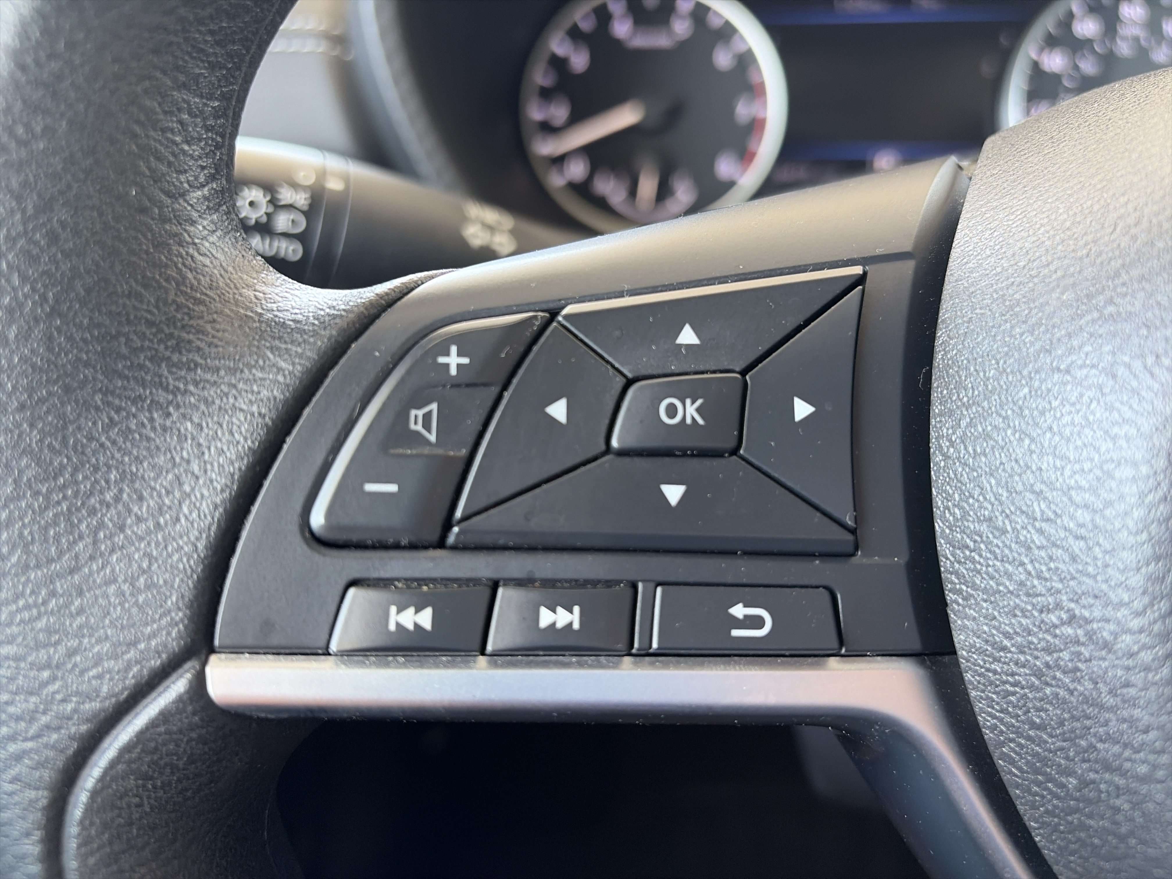 Used 2025 Nissan Sentra SV FWD image 17