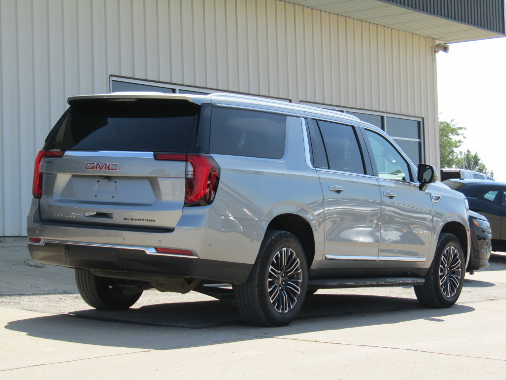 Used 2025 GMC Yukon XL Elevation AWD/4WD image 3