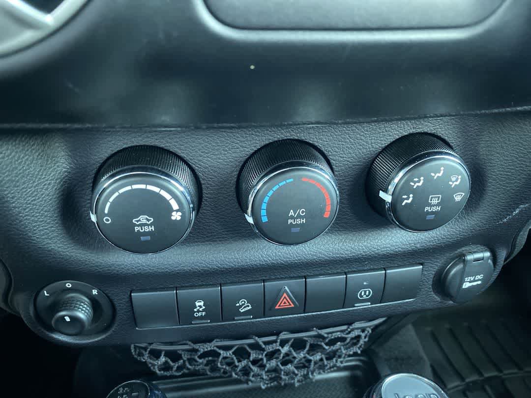 Used 2018 Jeep Wrangler Unlimited Sahara AWD/4WD image 17
