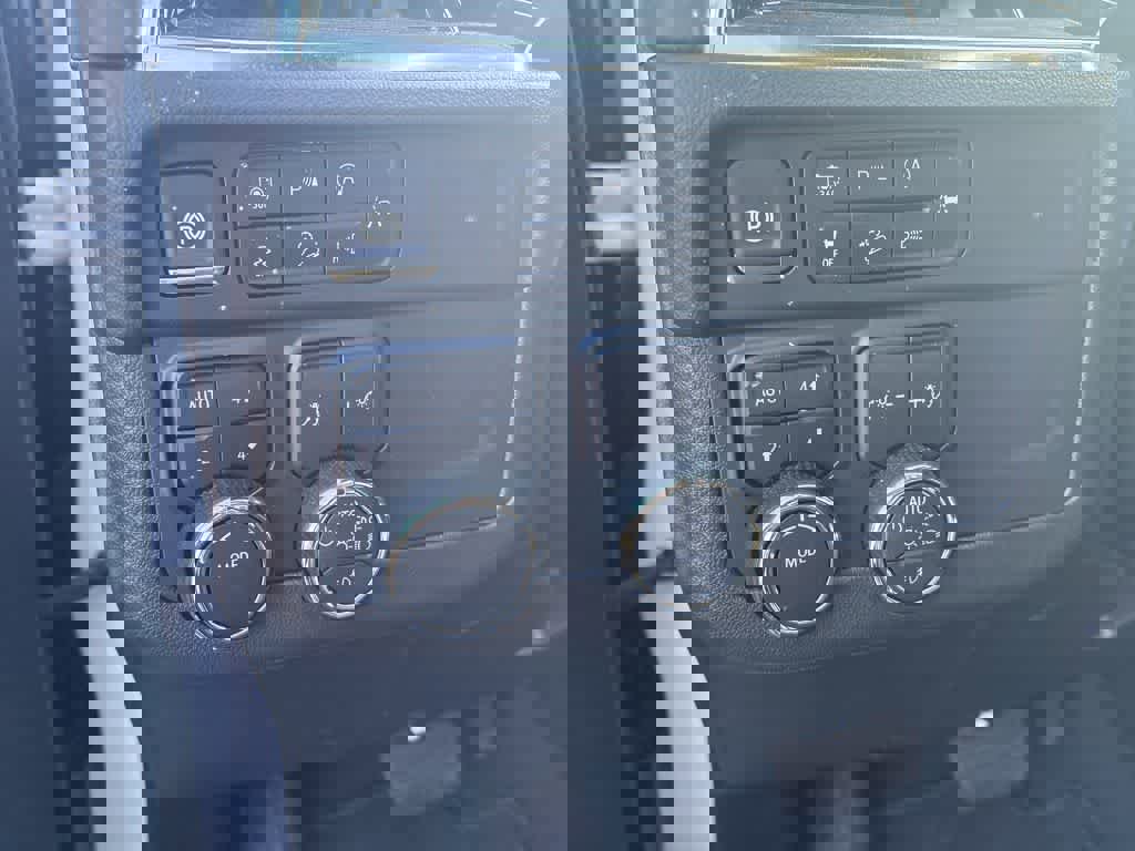 Used 2025 Chevrolet Suburban Z71 image 15