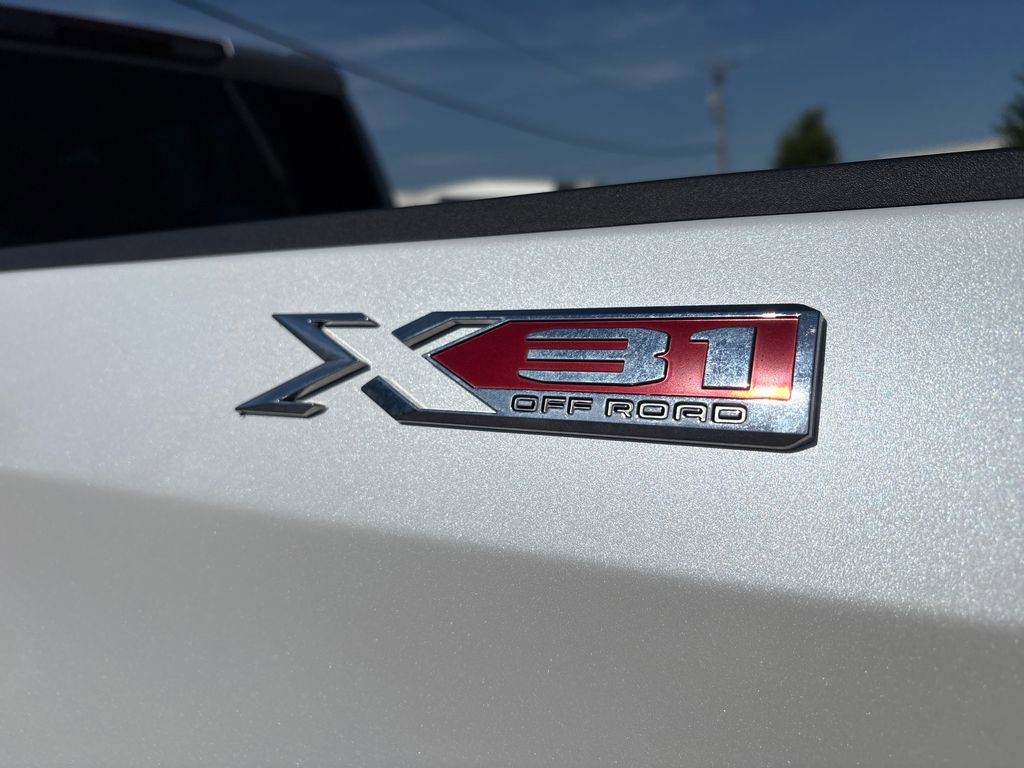 Used 2022 GMC Sierra 1500 SLT w/ SLT Premium Package AWD/4WD image 13
