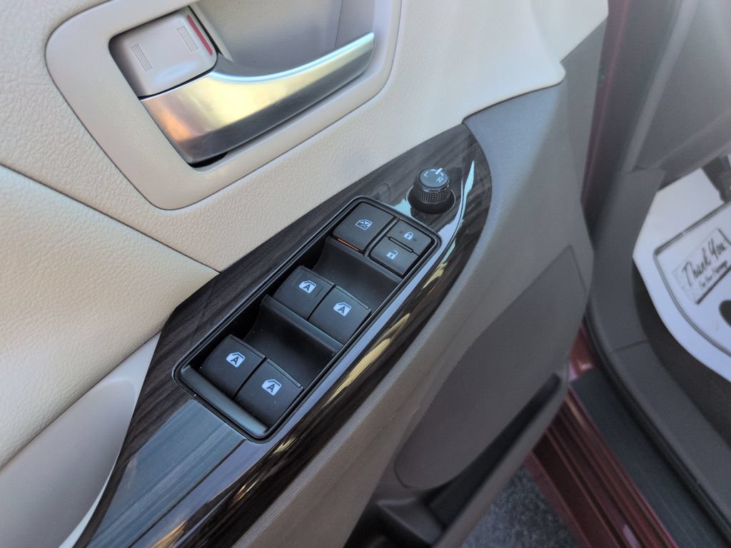 Used 2018 Toyota Sienna XLE w/ XLE Navigation Package AWD/4WD image 11