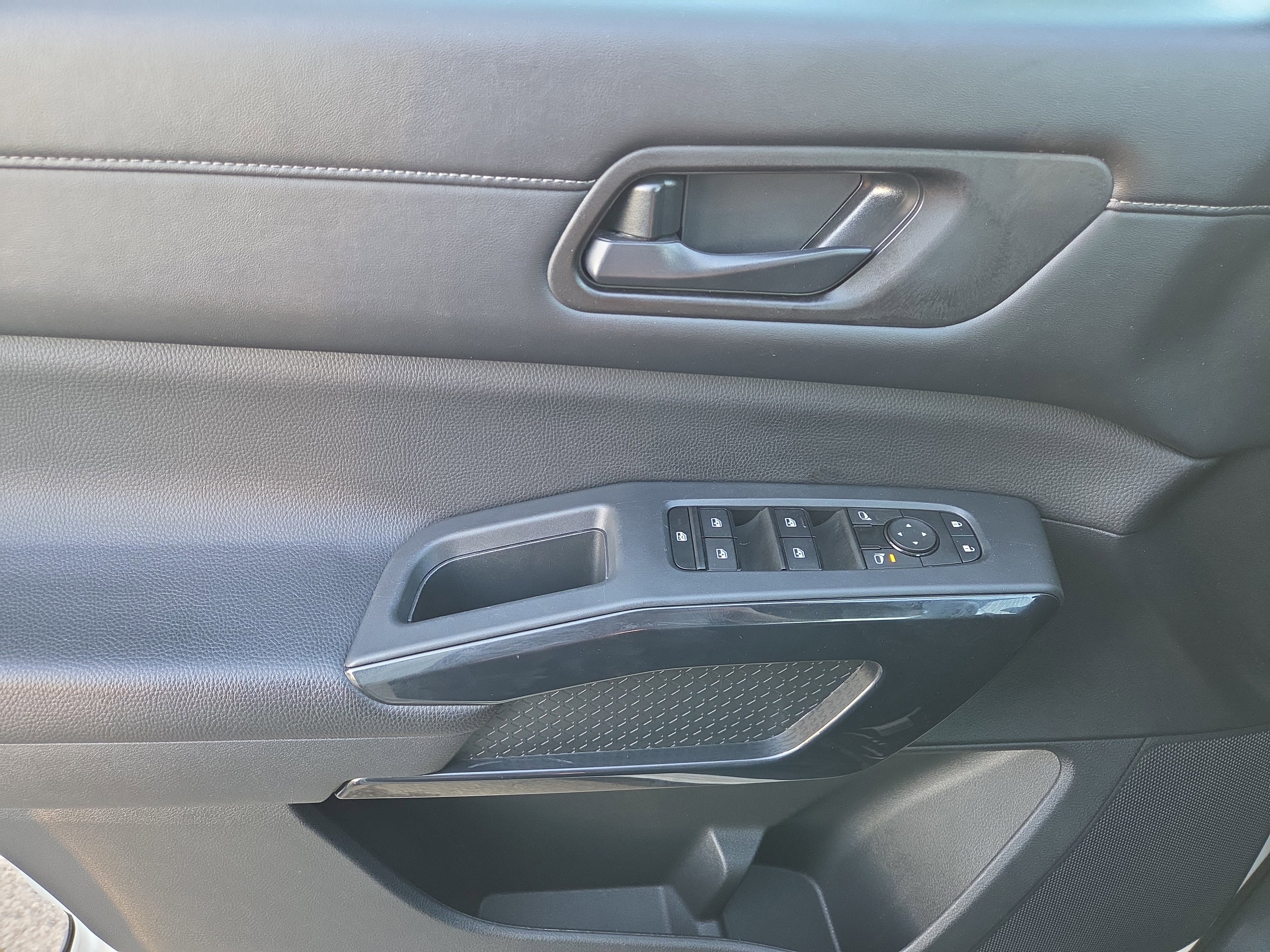 Used 2024 Nissan Pathfinder SV image 11