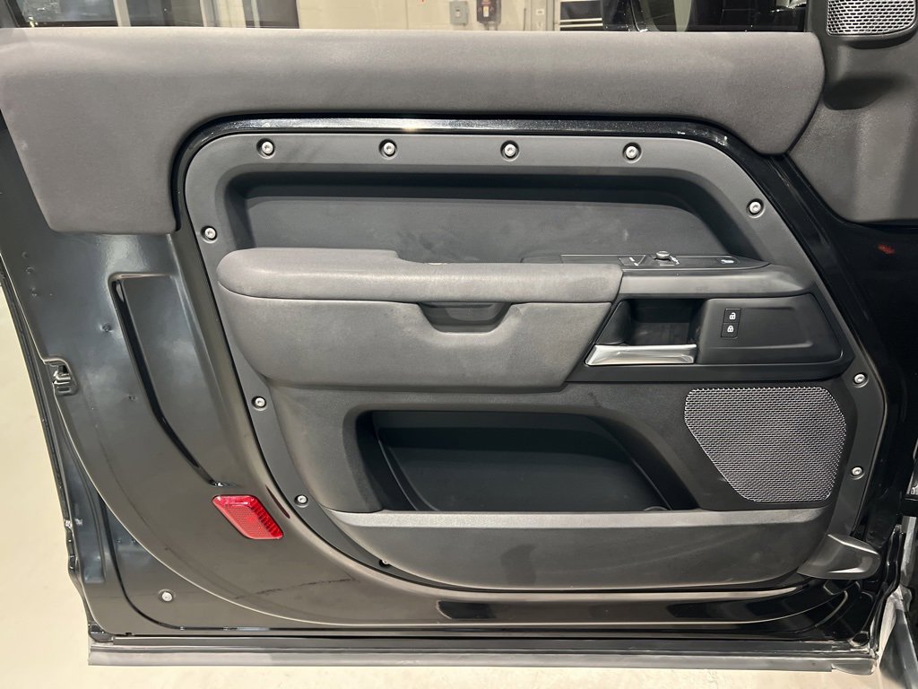 Used 2021 Land Rover Defender 90 X-Dynamic S image 12