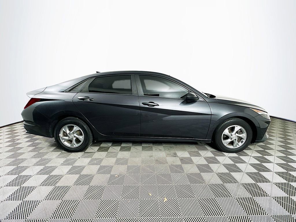 Used 2022 Hyundai Elantra SE image 11