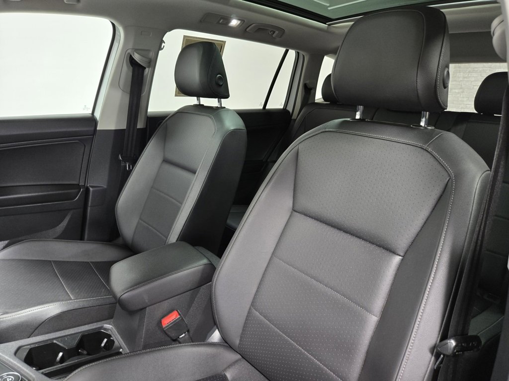 Used 2020 Volkswagen Tiguan SE w/ Panoramic Sunroof Package image 12