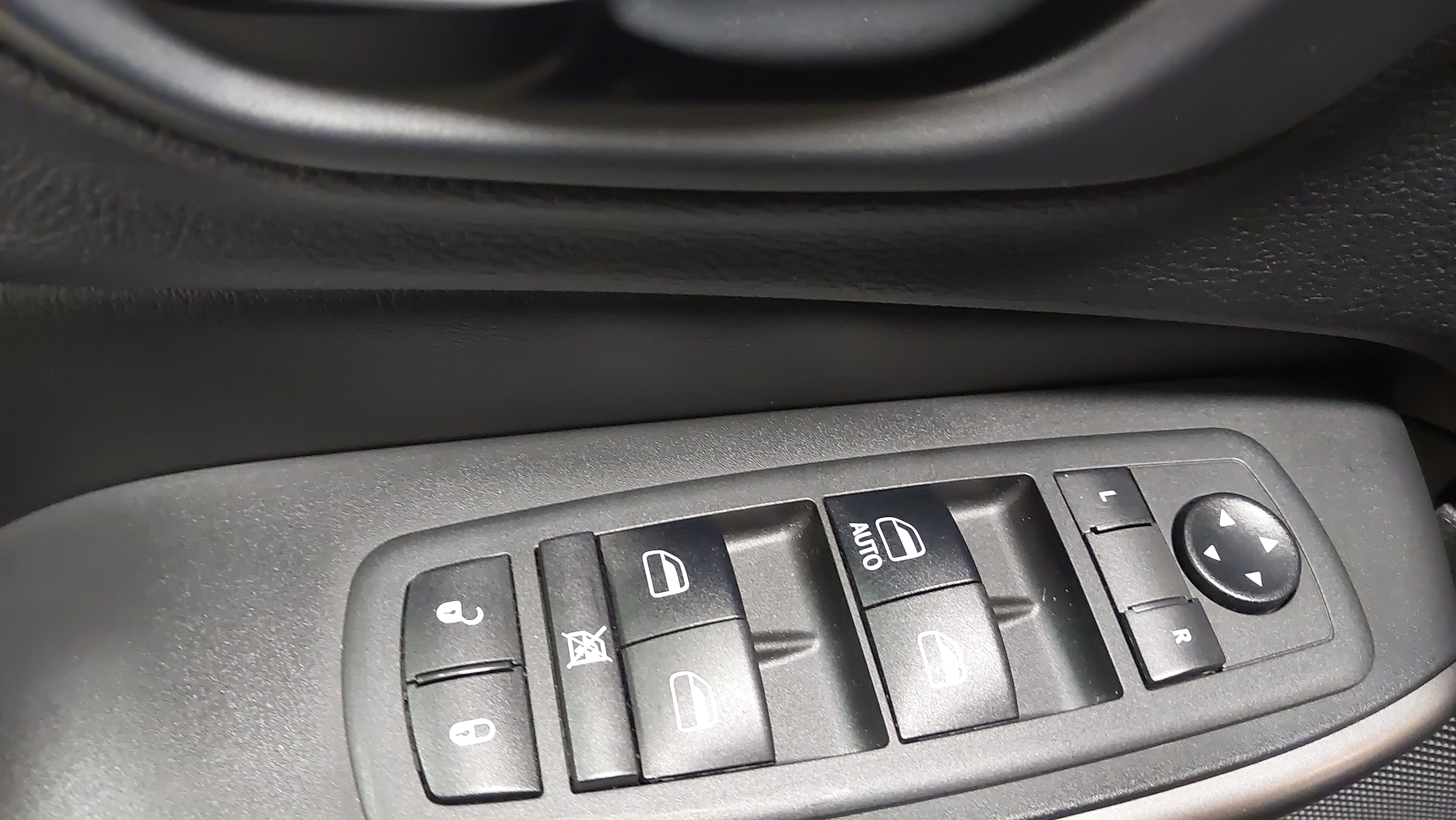 Used 2019 Jeep Cherokee Latitude w/ Cold Weather Group AWD/4WD image 25
