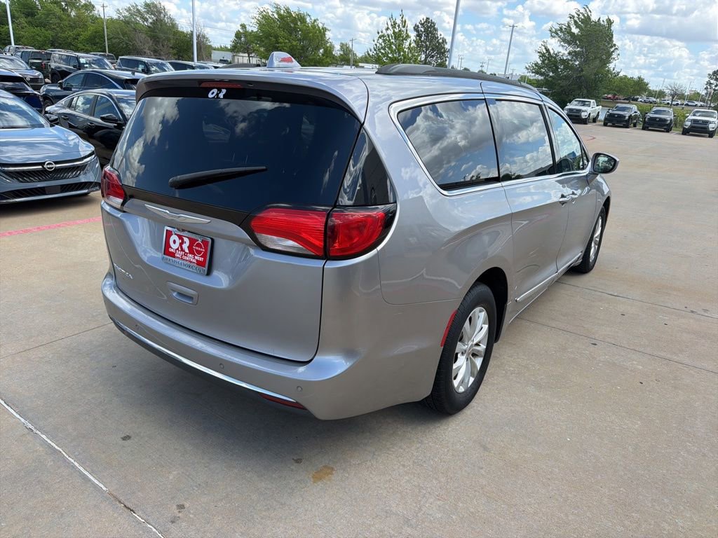 Used 2017 Chrysler Pacifica Touring-L image 5