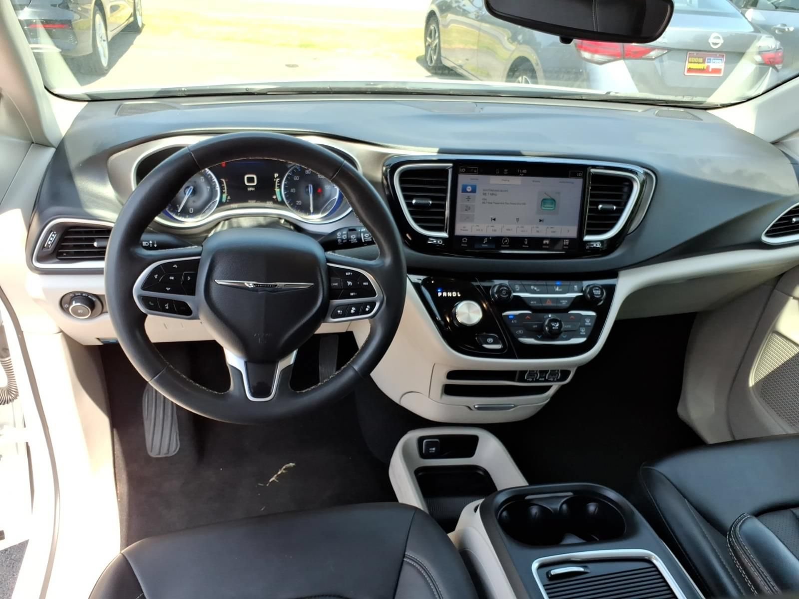 Used 2024 Chrysler Pacifica Touring-L FWD image 12