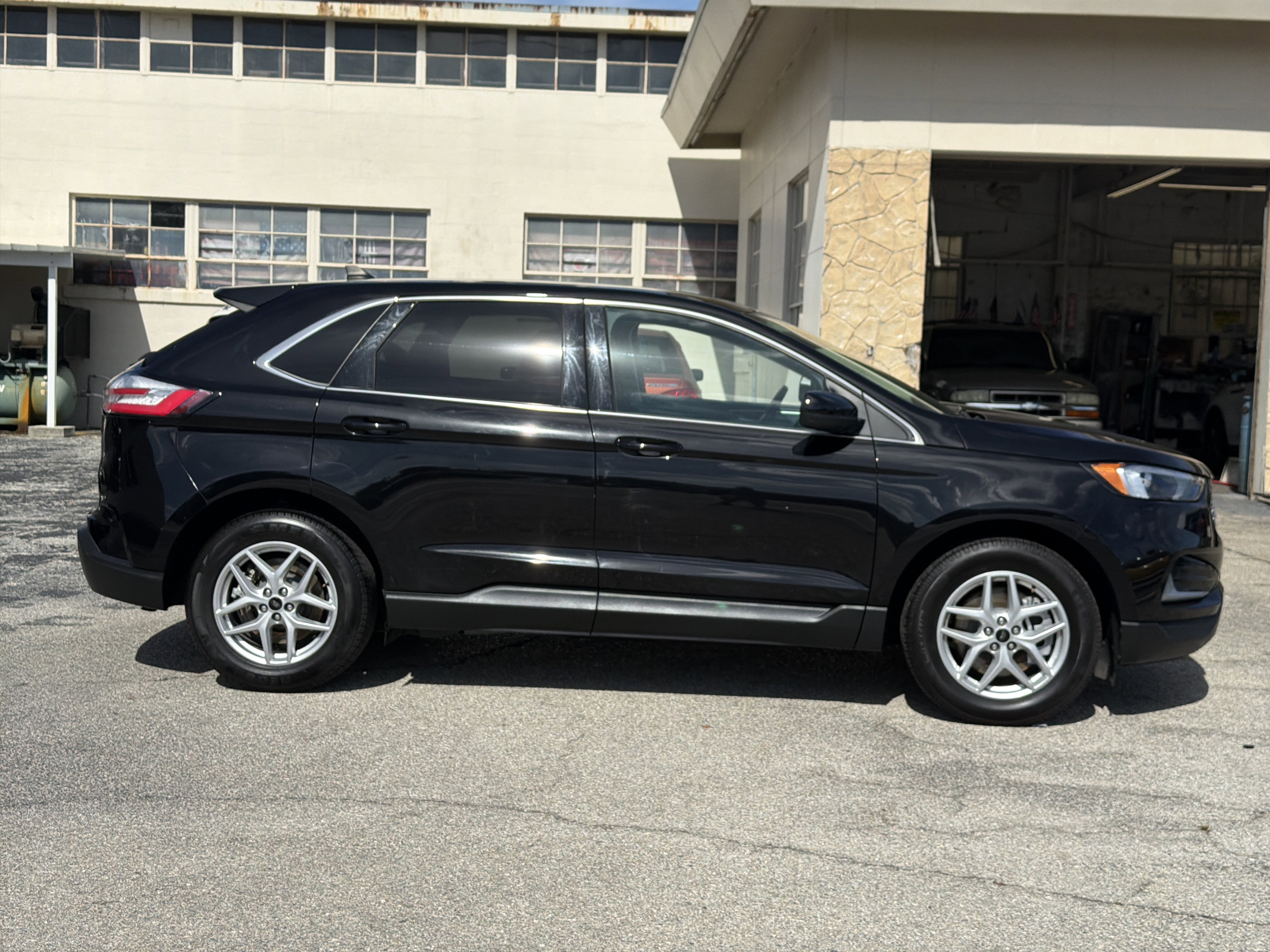 Used 2024 Ford Edge SEL AWD/4WD image 2