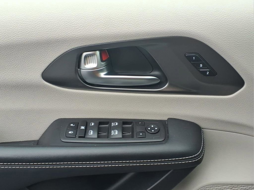 Used 2023 Chrysler Pacifica Touring-L FWD image 21