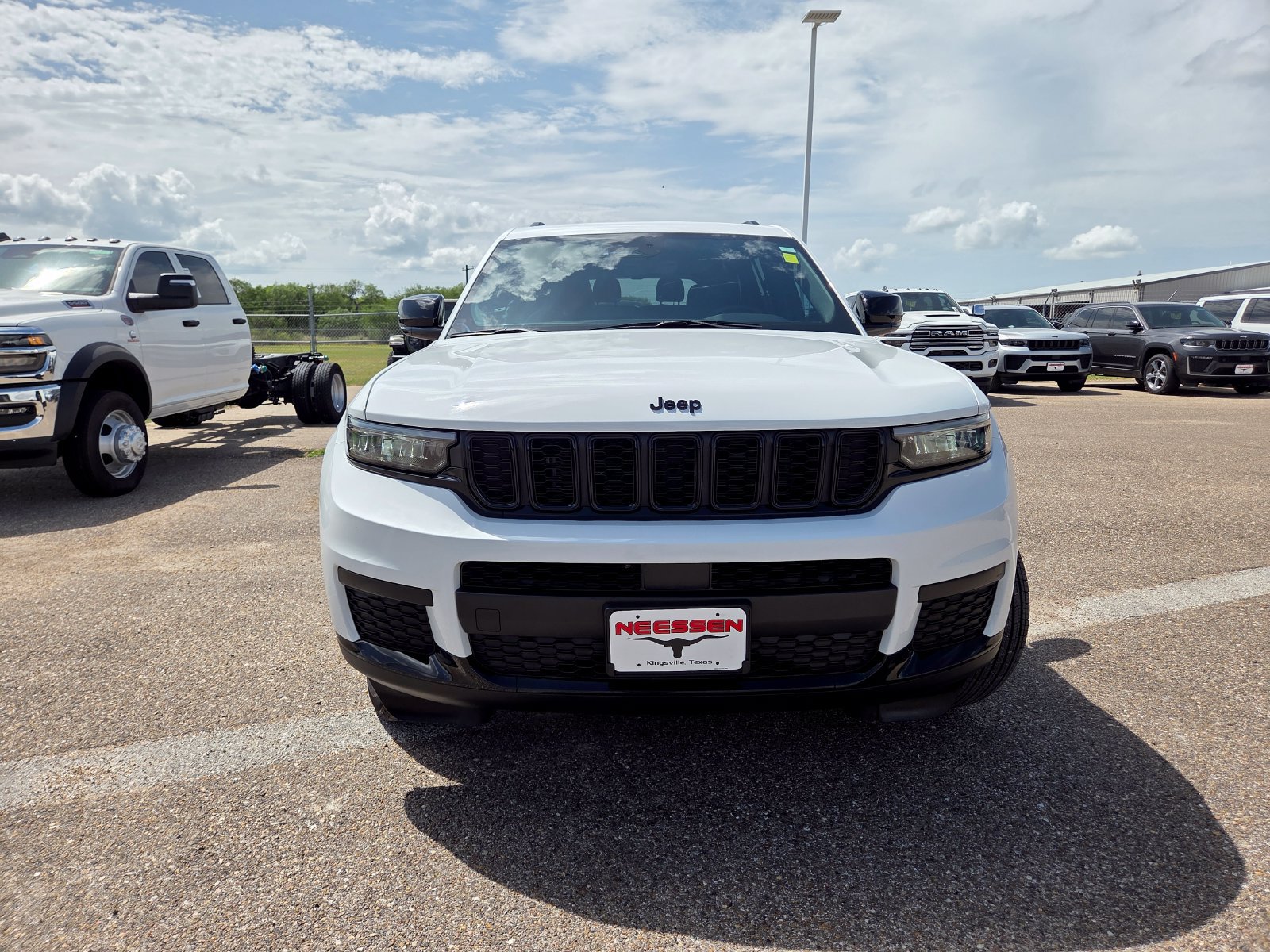 Used 2025 Jeep Grand Cherokee L Altitude AWD/4WD image 2