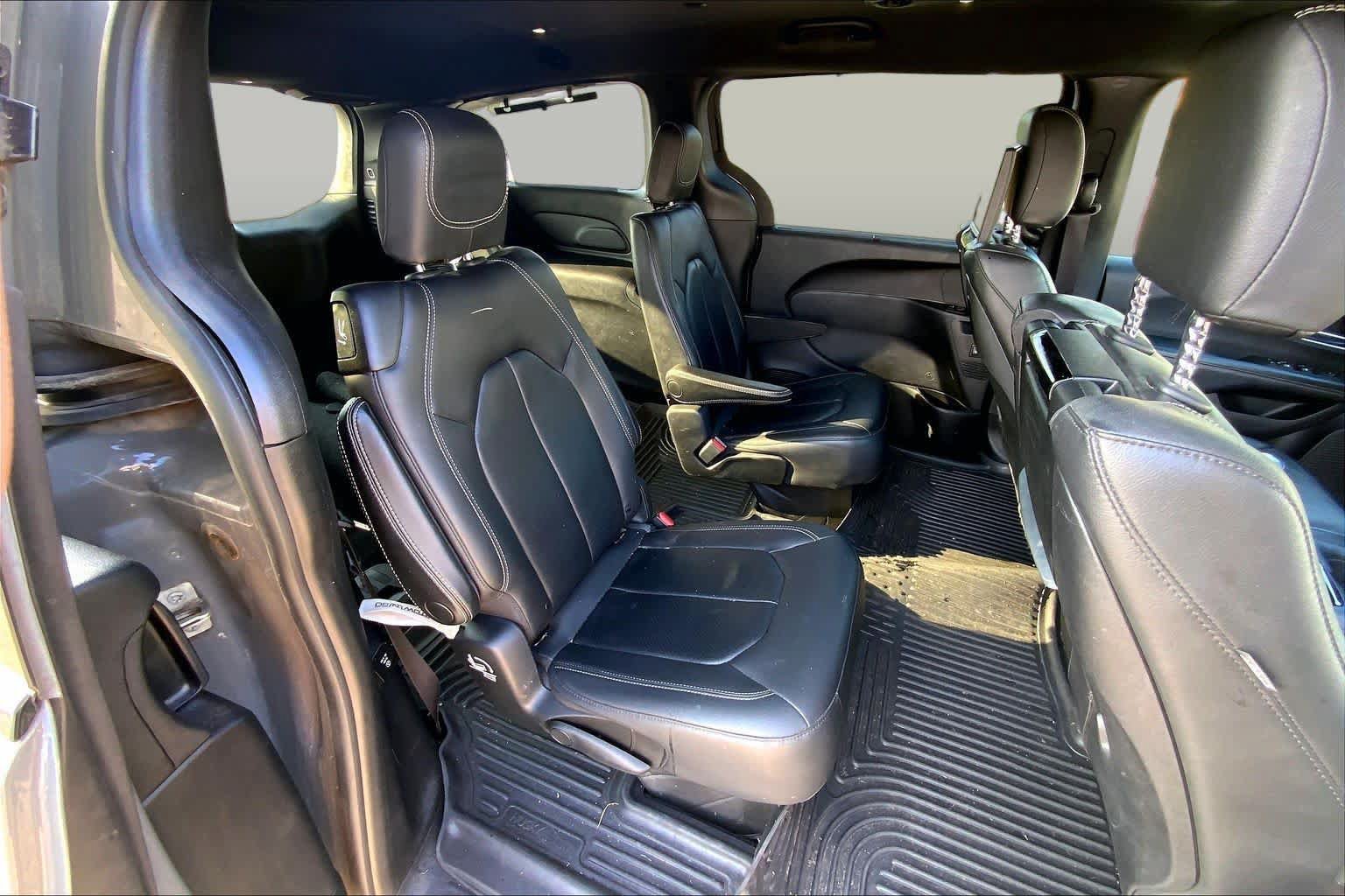 Used 2021 Chrysler Pacifica Touring-L w/ Uconnect Theater Family Group FWD image 17