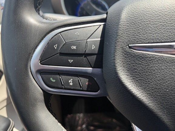 Used 2022 Chrysler Voyager LX image 14