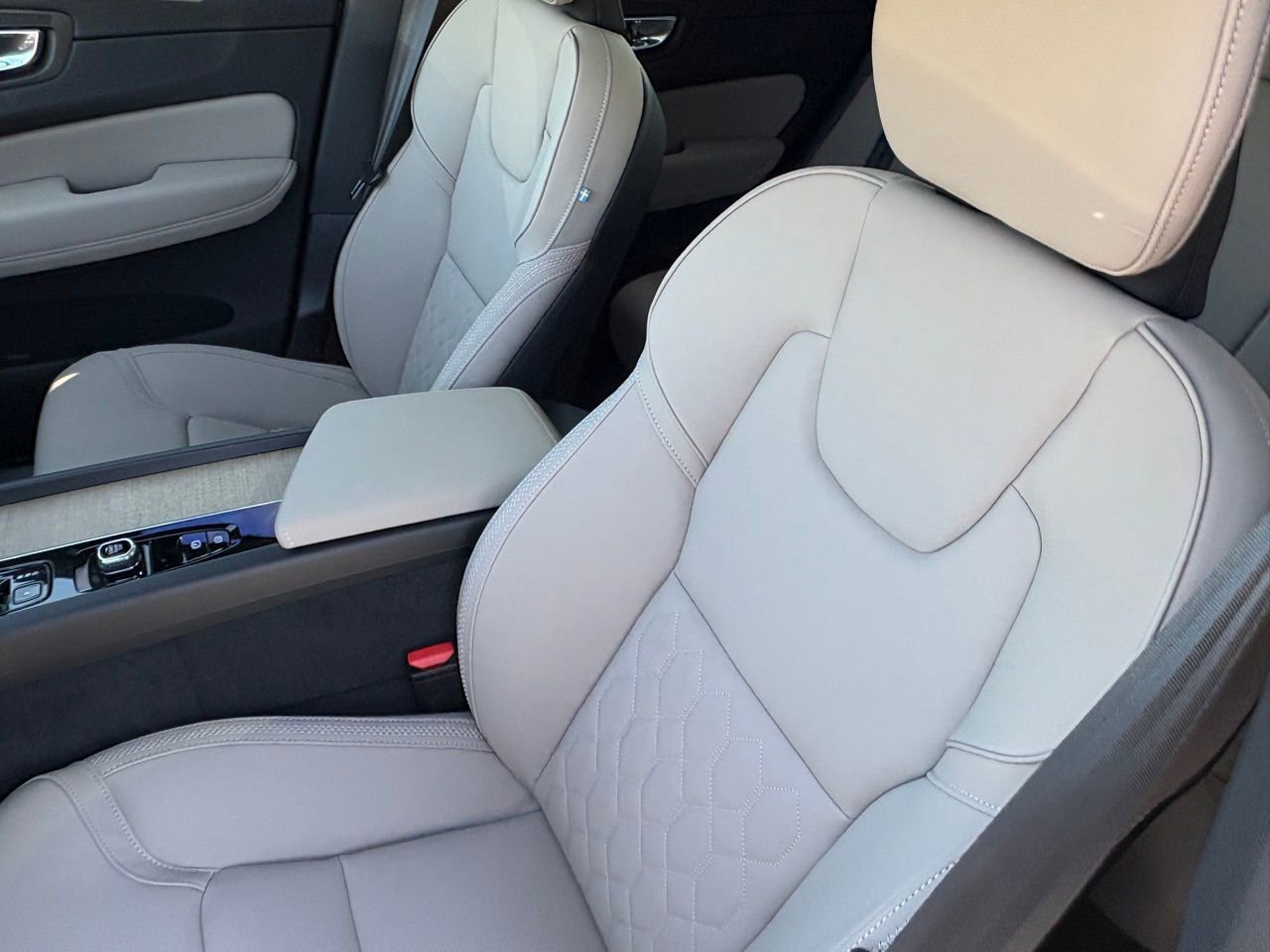 New 2026 Volvo XC60 T8 Plus w/ Protection Package Premier AWD/4WD image 20