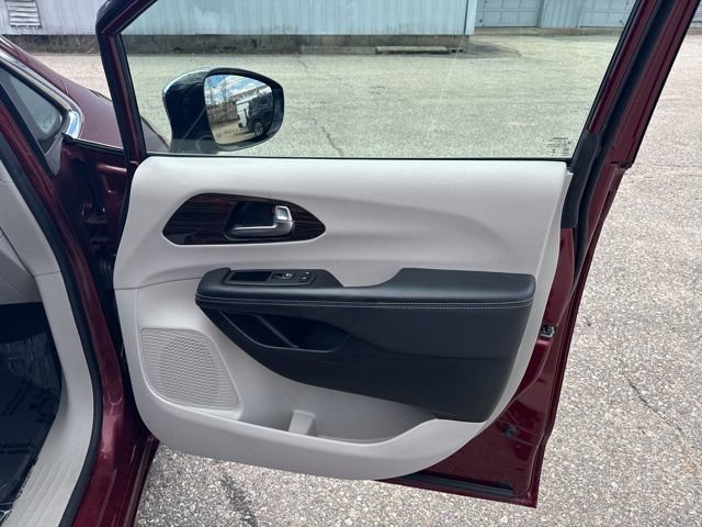 Used 2023 Chrysler Pacifica Limited FWD image 13