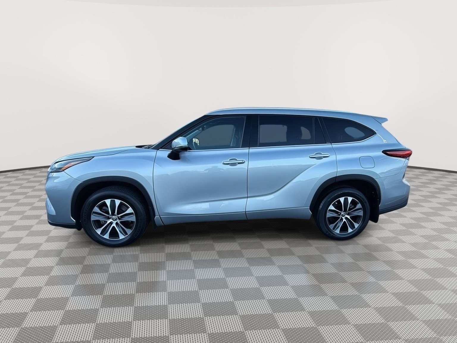 Used 2022 Toyota Highlander XLE image 2