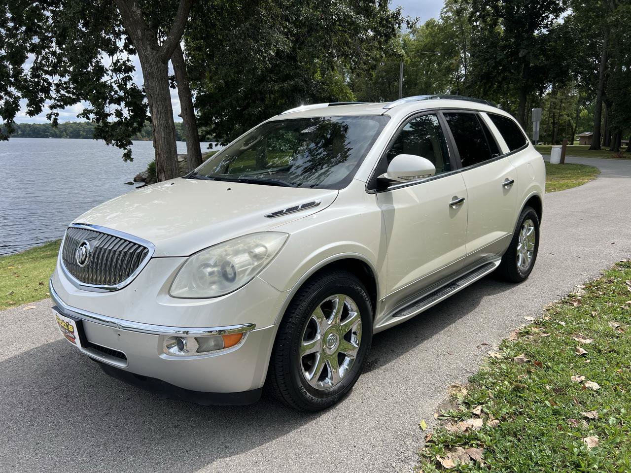 Used 2009 Buick Enclave CXL w/ Driver Confidence Package FWD image 2