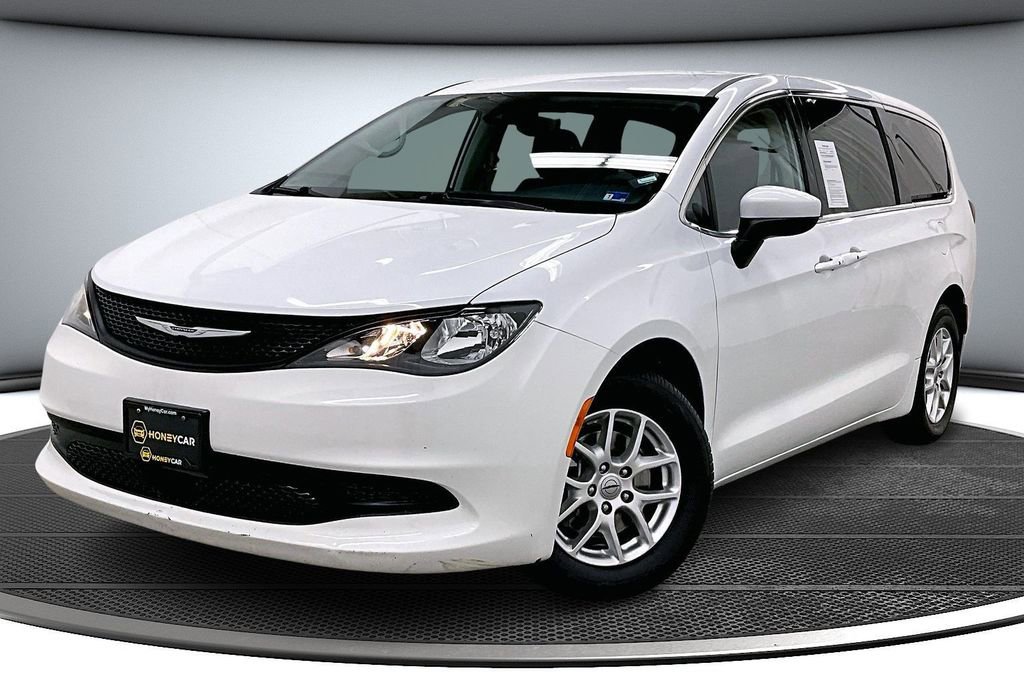 Used 2023 Chrysler Voyager LX image 3