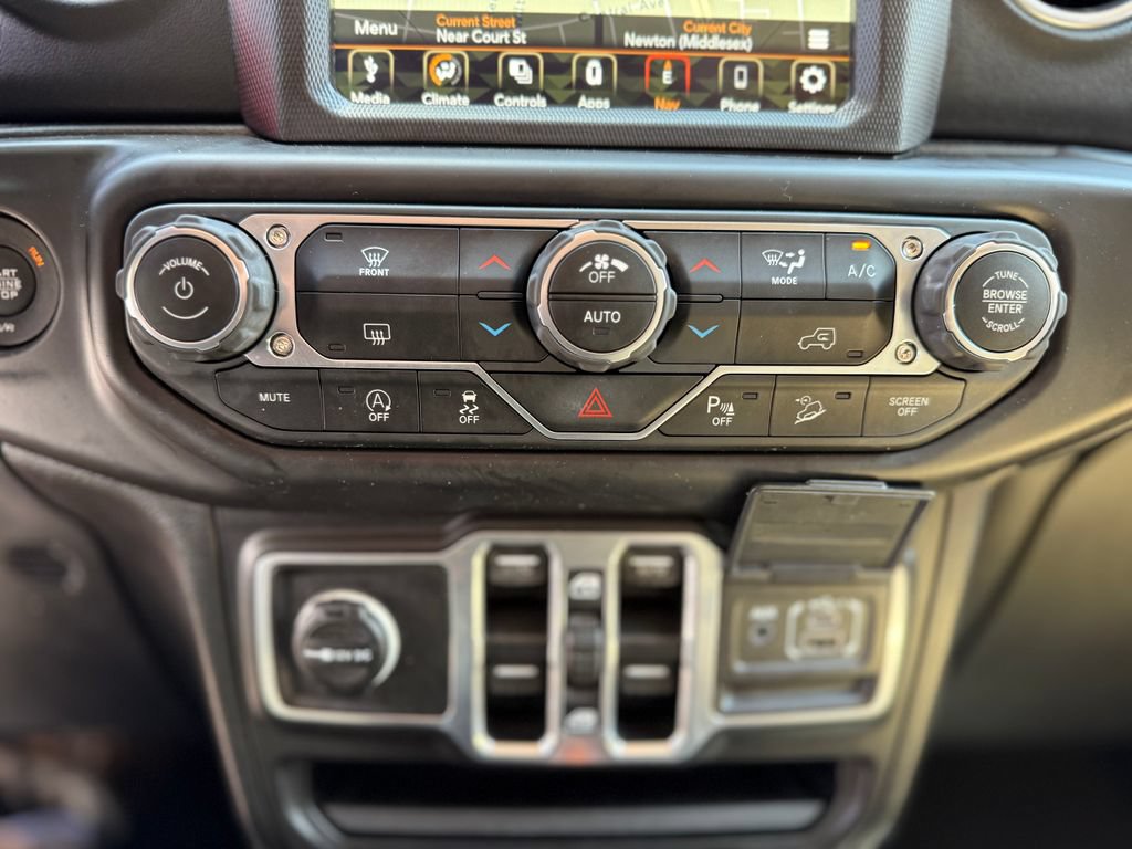 Used 2018 Jeep Wrangler Unlimited Sahara AWD/4WD image 26