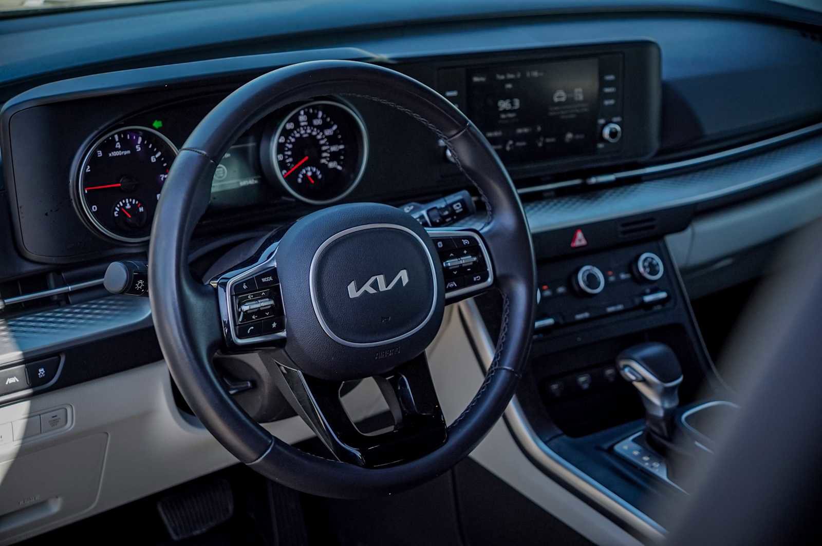 Certified 2024 Kia Carnival LX image 9