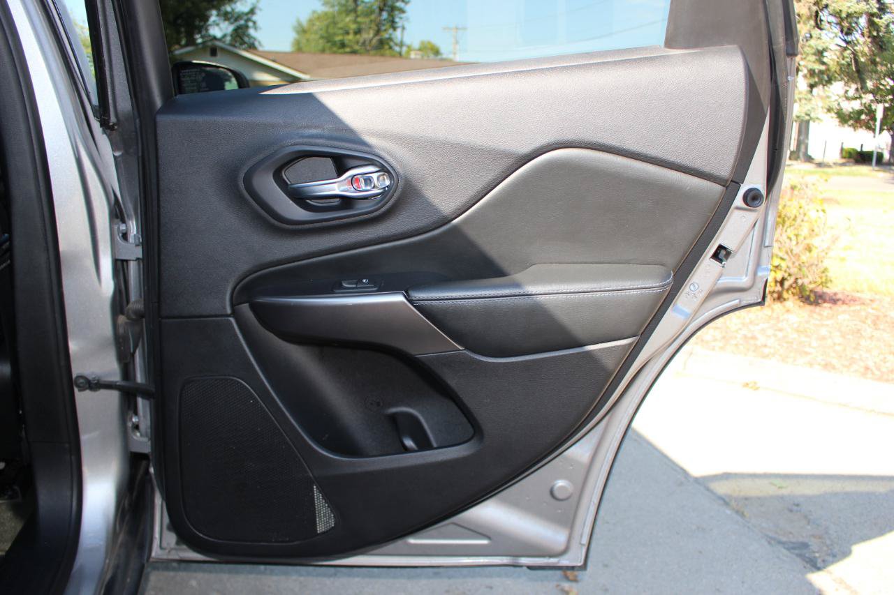 Used 2020 Jeep Cherokee Latitude FWD image 33