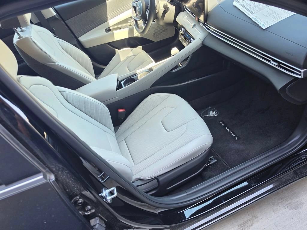 Certified 2025 Hyundai Elantra Limited FWD image 14