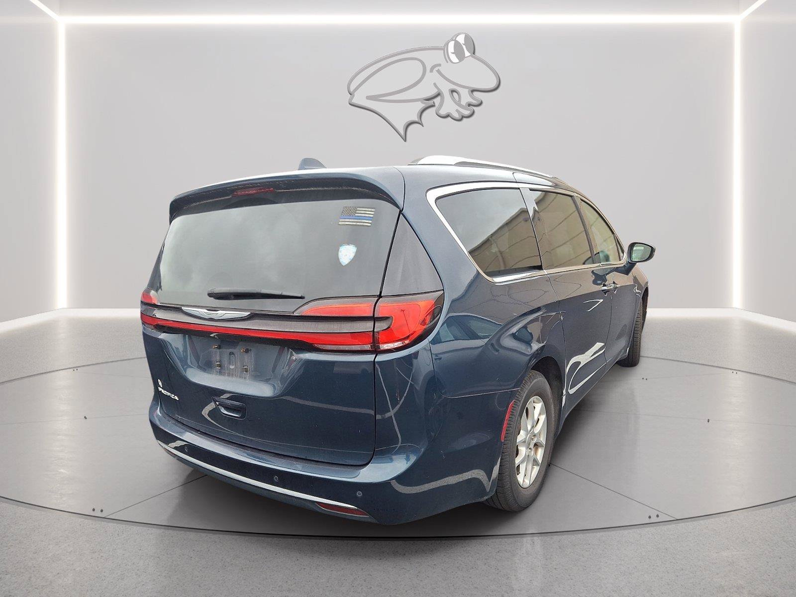 Used 2021 Chrysler Pacifica Touring-L w/ Uconnect Theater Family Group FWD image 3