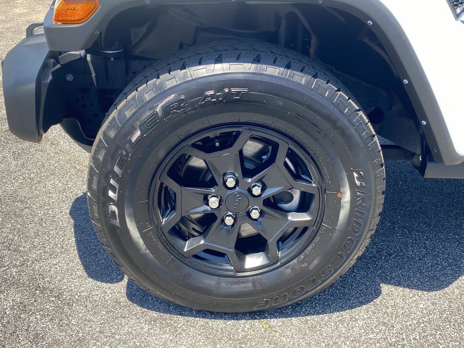 Used 2022 Jeep Gladiator Sport AWD/4WD image 10