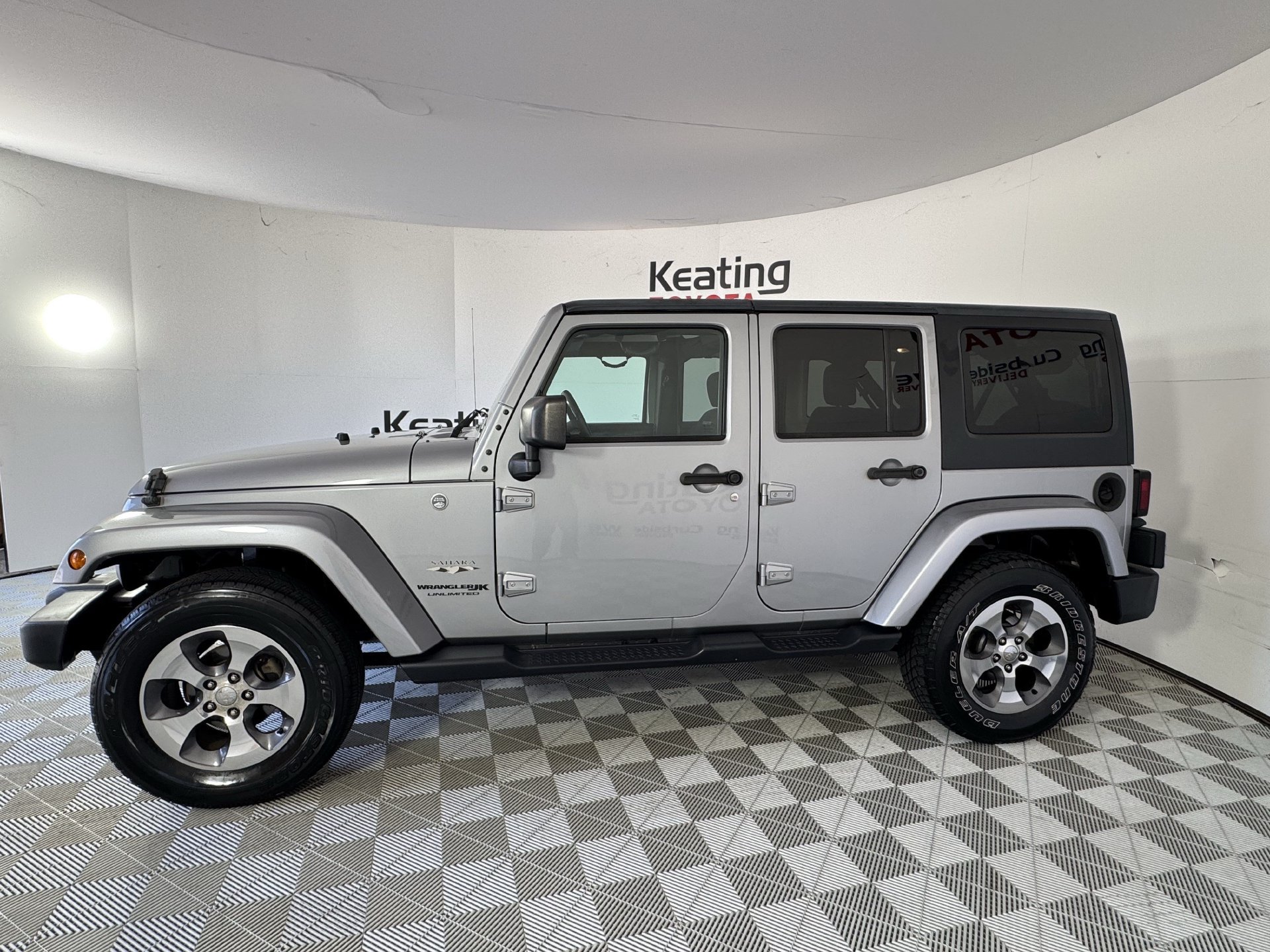 Used 2018 Jeep Wrangler Unlimited Sahara AWD/4WD image 8