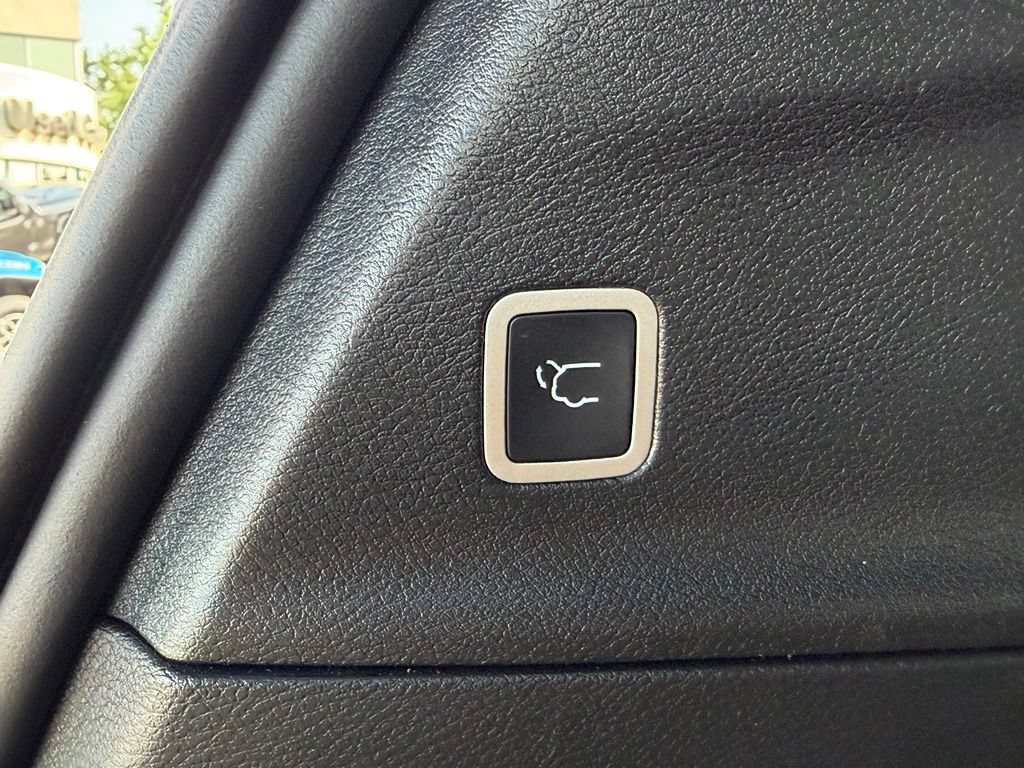 Used 2026 Chrysler Pacifica Limited FWD image 35