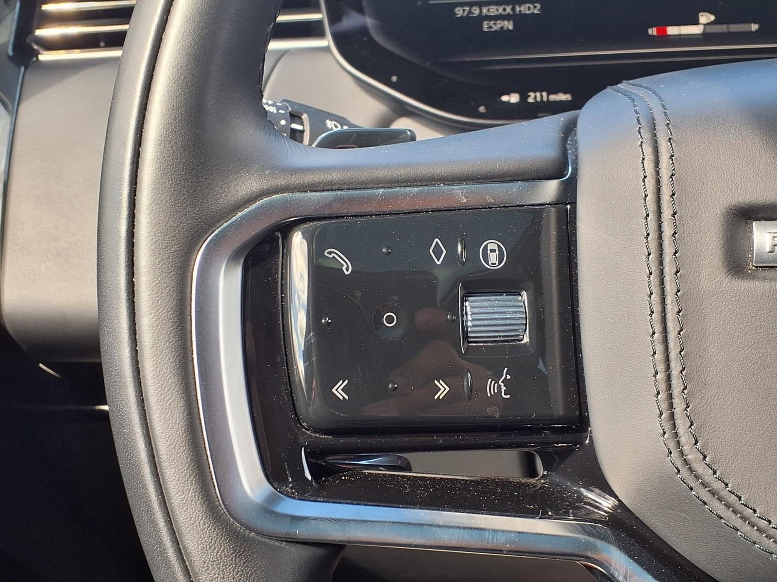 Used 2025 Land Rover Range Rover Sport SE image 14