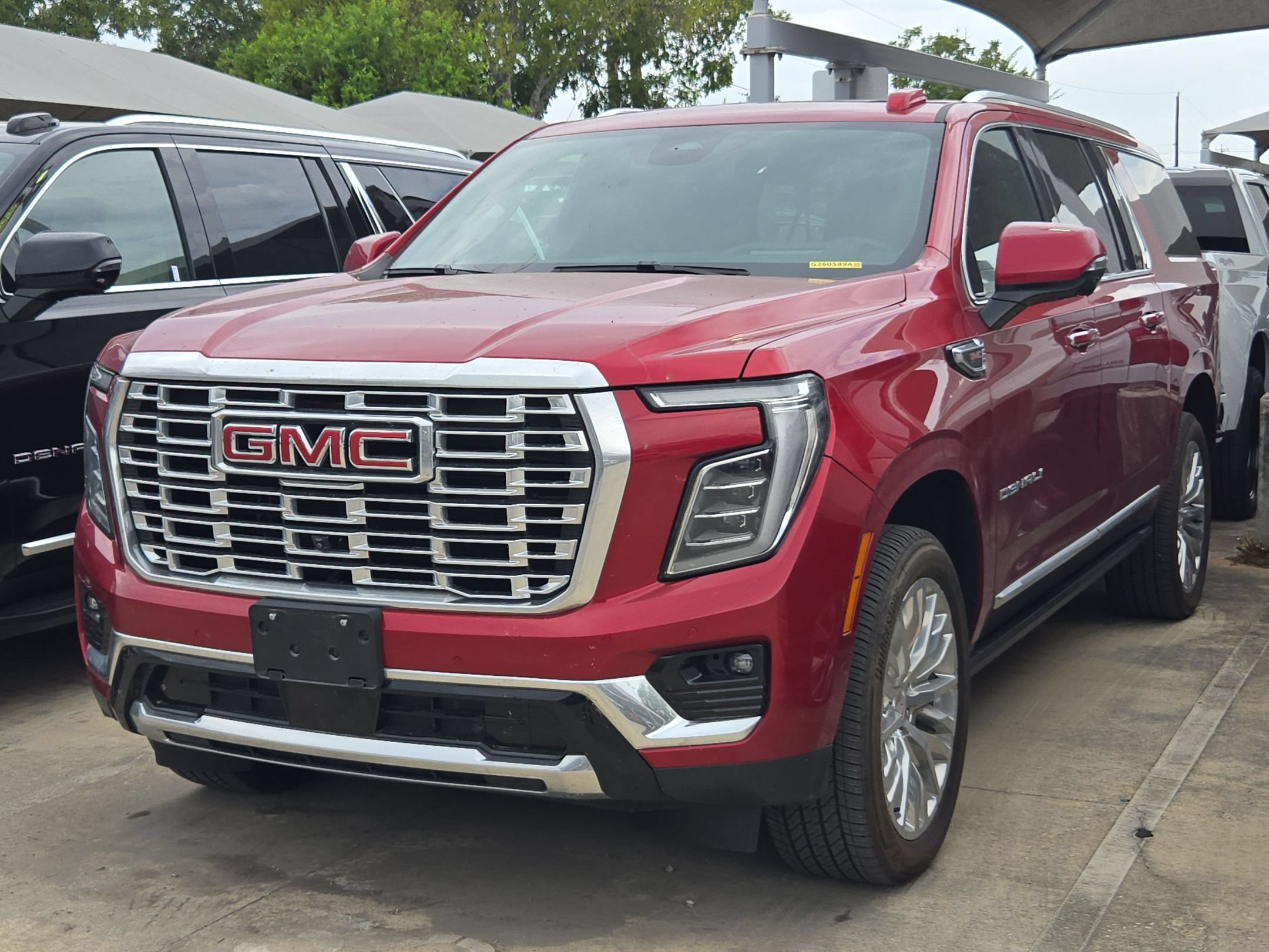 Used 2025 GMC Yukon XL Denali w/ Sun & Power Step Package AWD/4WD image 3