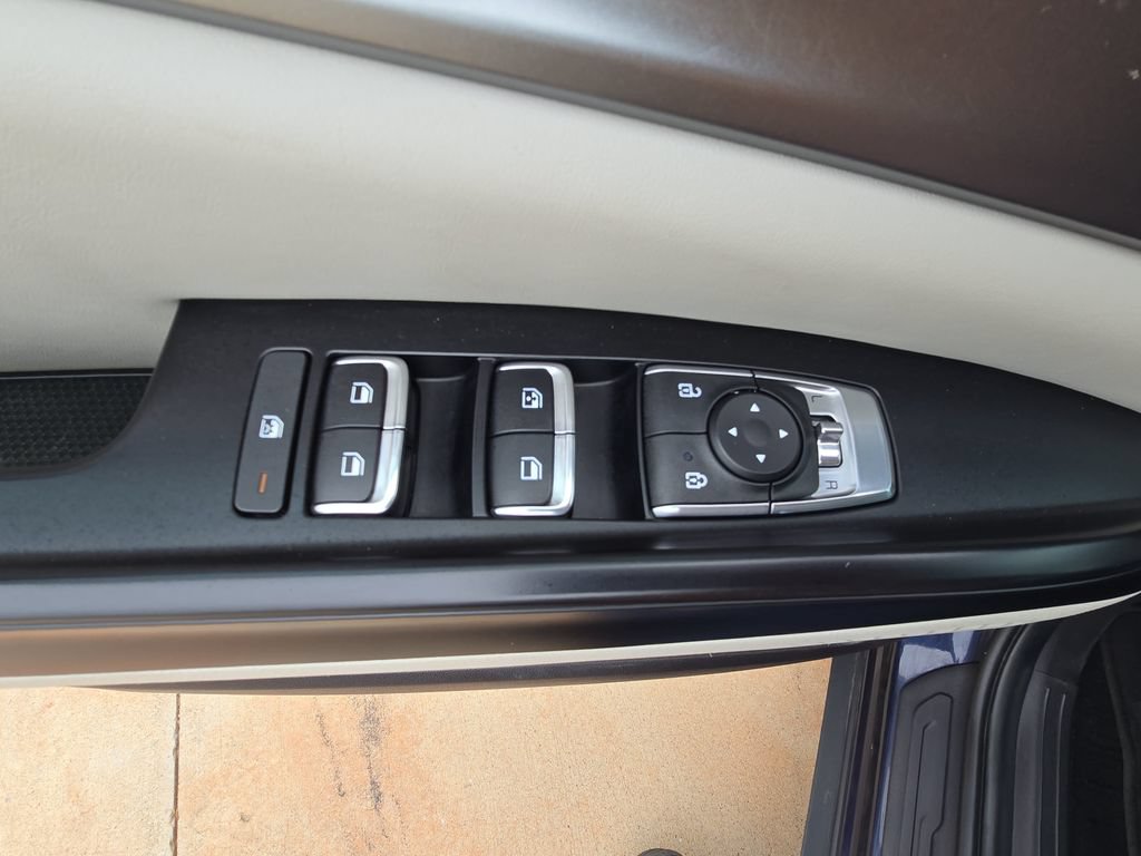 Used 2024 Kia Carnival LX FWD image 28