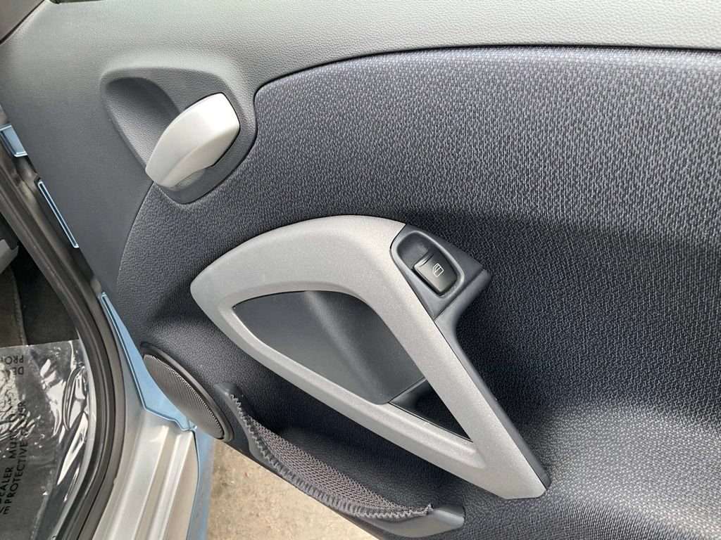 Used 2013 smart fortwo passion RWD image 40