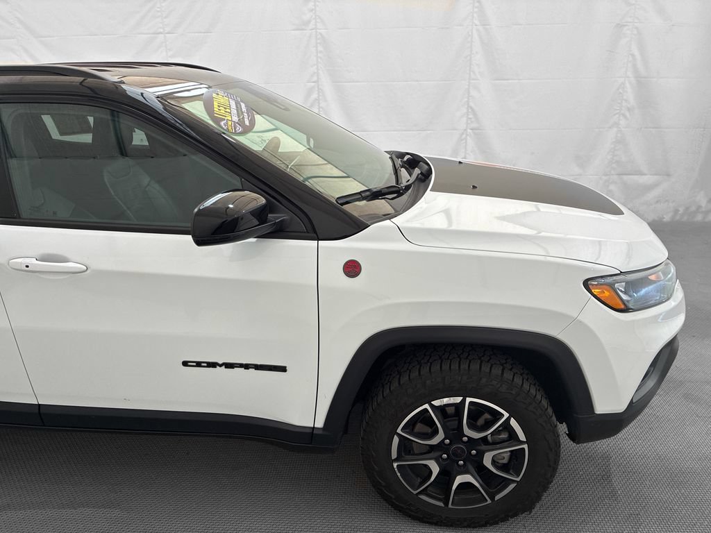 Used 2025 Jeep Compass Trailhawk AWD/4WD image 9