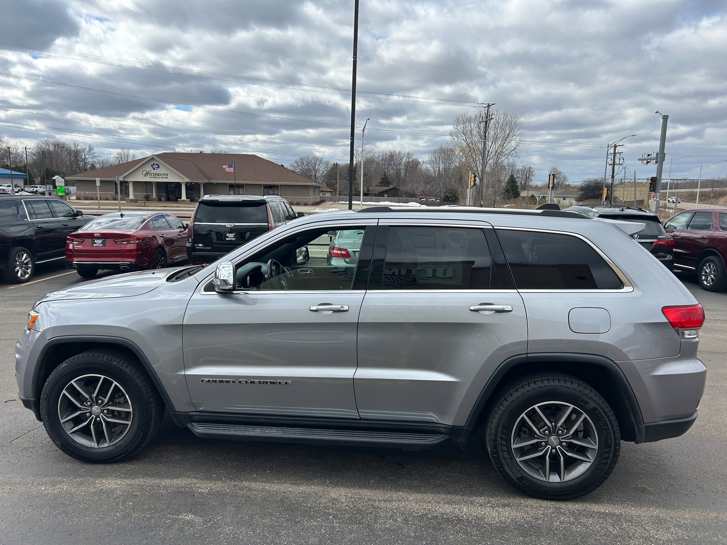 Used 2017 Jeep Grand Cherokee Limited w/ Trailer Tow Group IV AWD/4WD image 3