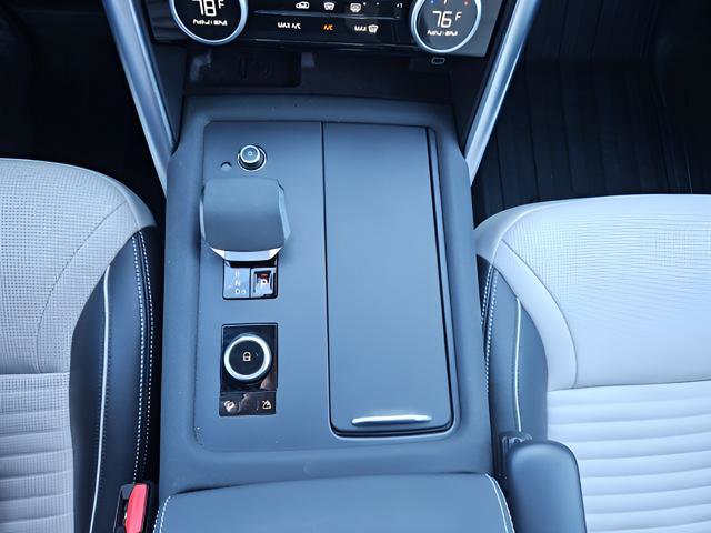 Certified 2023 Land Rover Discovery Metropolitan Edition image 19