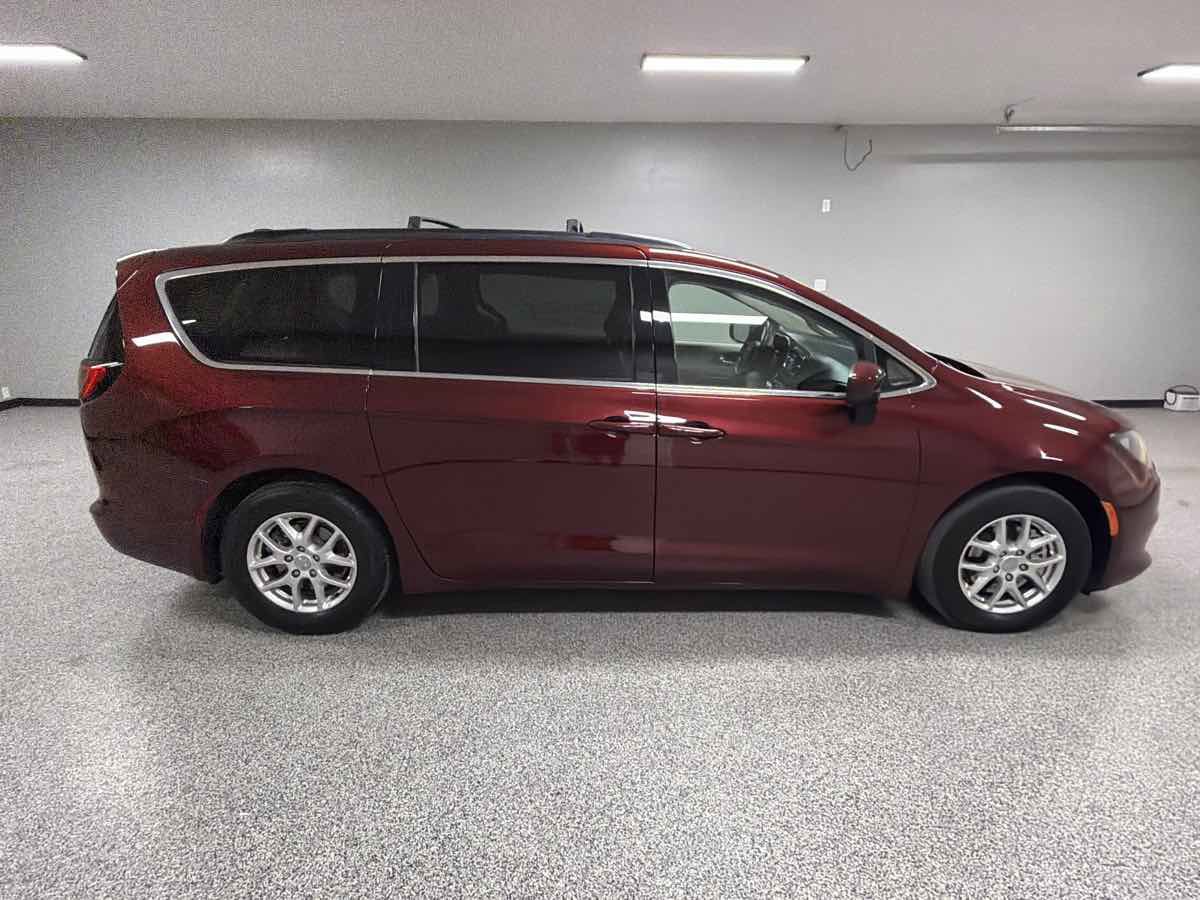 Used 2020 Chrysler Voyager Lxi FWD image 2