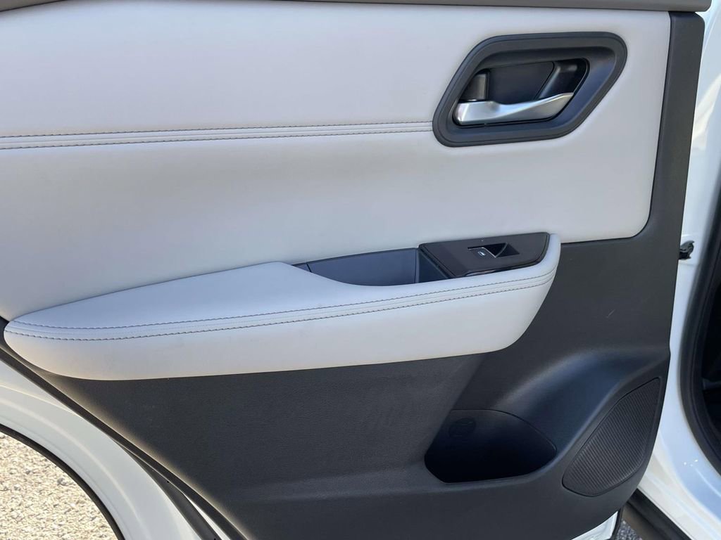 Used 2023 Nissan Rogue SL w/ SL Premium Package image 15