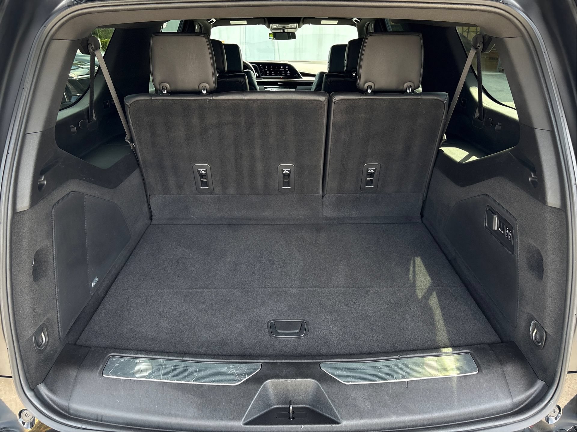 Used 2023 Cadillac Escalade ESV Luxury RWD image 11