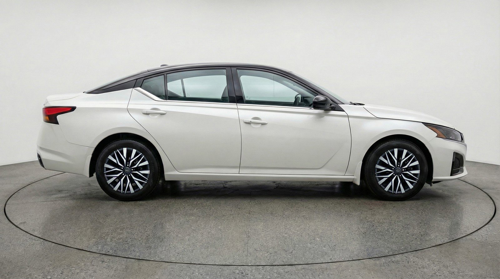 Used 2025 Nissan Altima 2.5 SV image 11