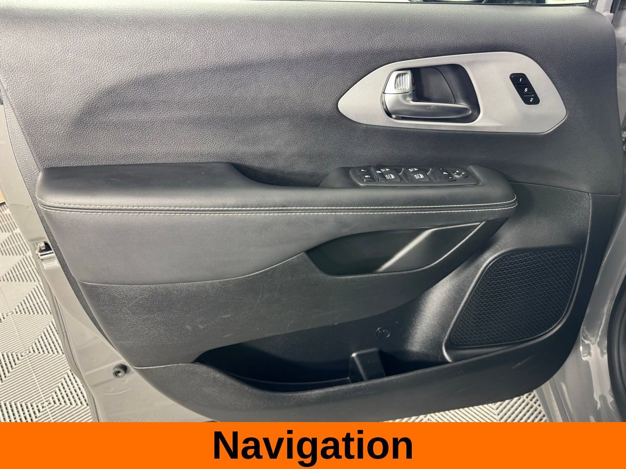 Used 2025 Chrysler Pacifica Limited image 9