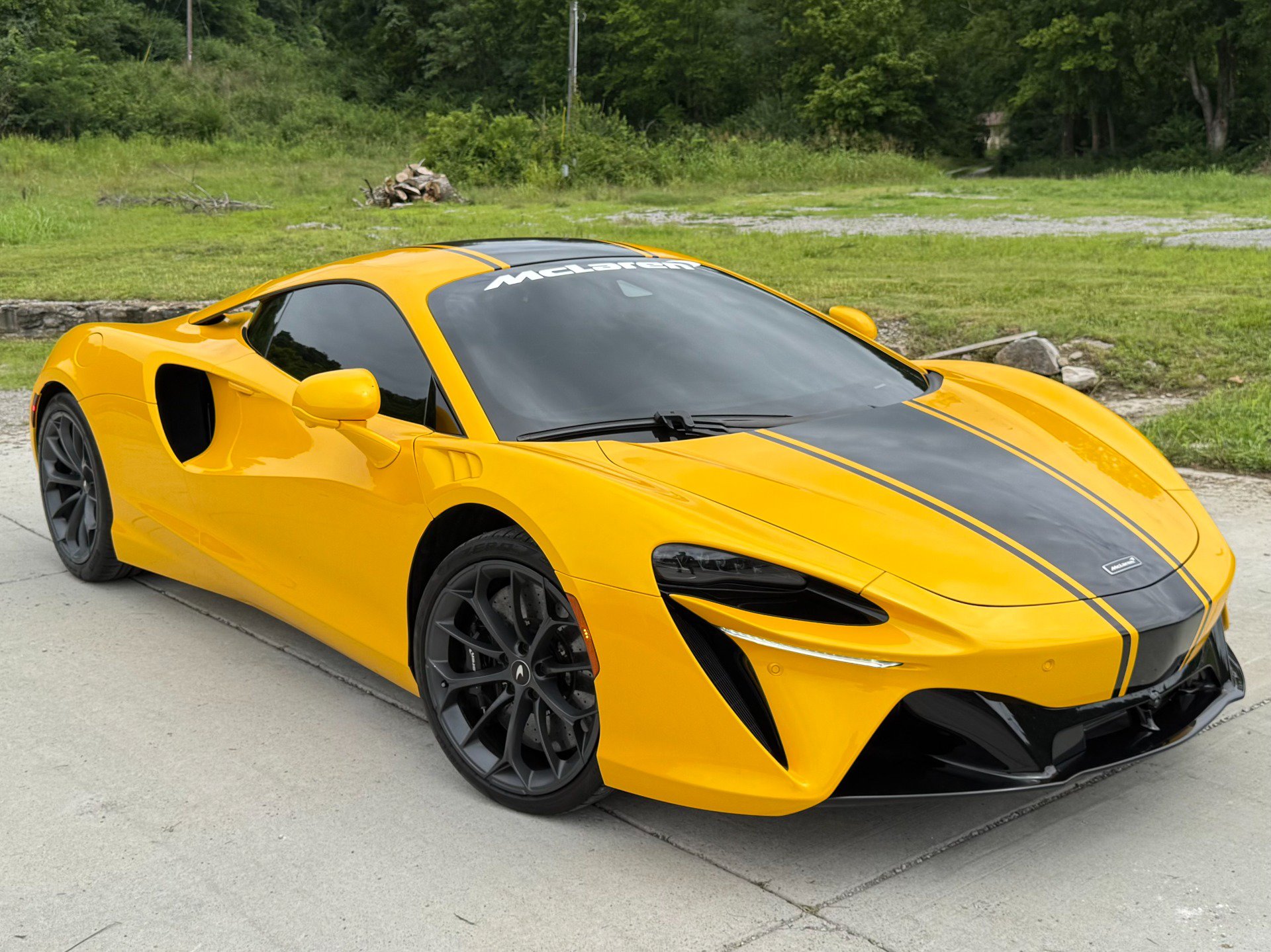 Used 2024 McLaren Artura RWD image 16