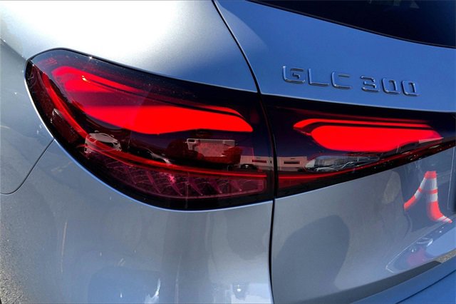 Used 2025 Mercedes-Benz GLC 300 4MATIC image 25