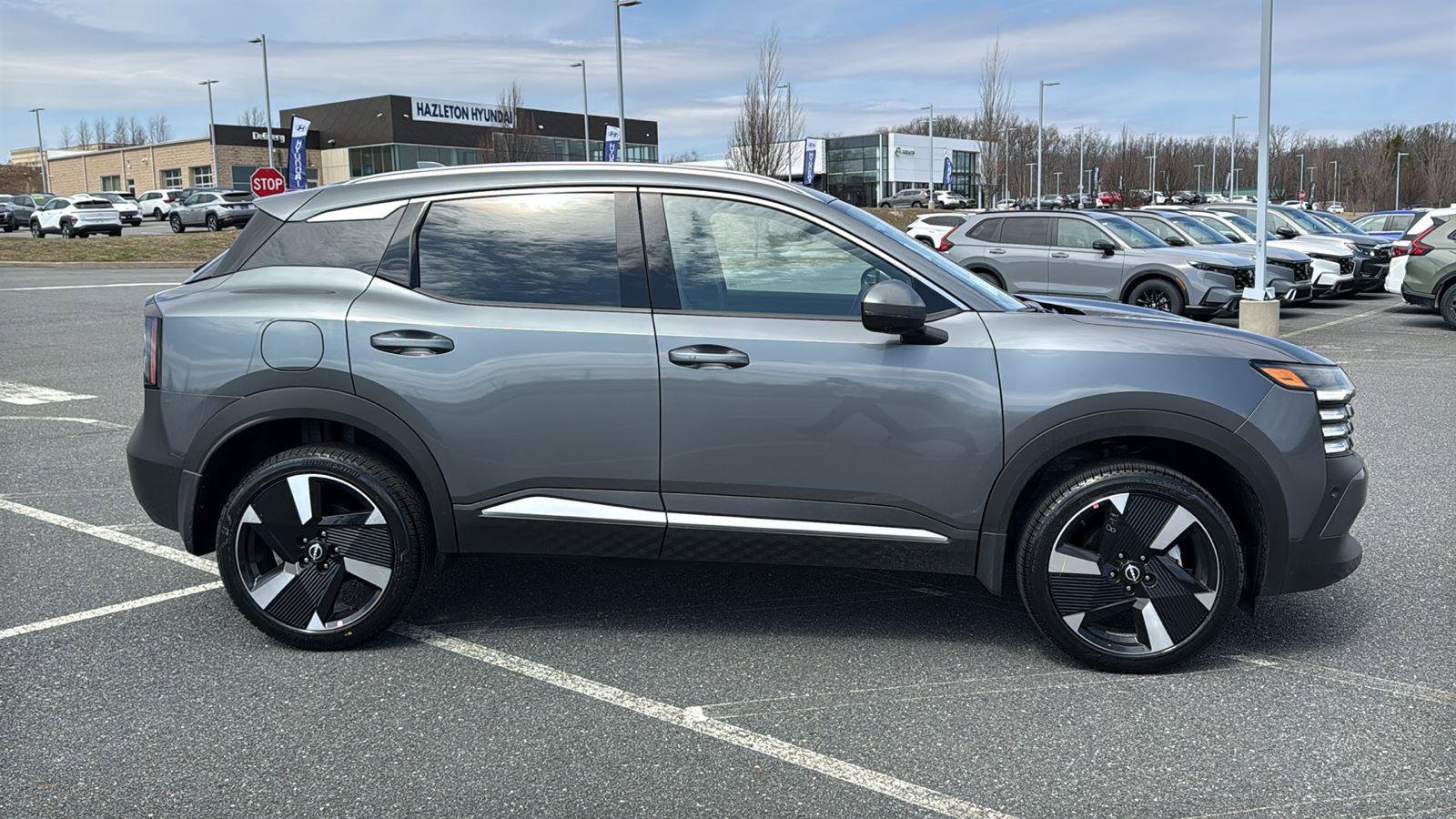 Used 2025 Nissan Kicks SR image 4